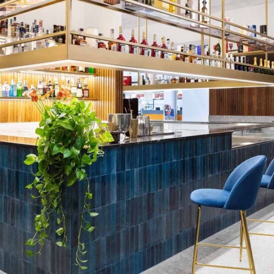 Contraste de culori și materiale pentru Juiss Premium Bar