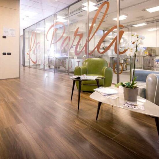 Căldura primitoare a Treverkchic pentru un magazin cu ciocolată în Torino