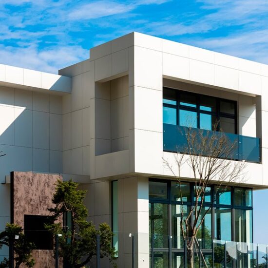 Fațade ventilate și gresie porțelanată: o combinație câștigătoare pentru o arhitectură din ce în ce mai ecologică