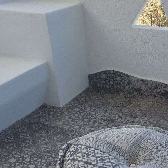 Cementine și hexagon din gresie pentru o reședință la mare pe Costa Smeralda.