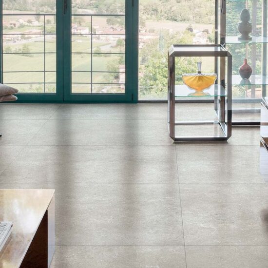 Mystone Limestone: roca sedimentară devine mătăsoasă pe gresie porțelanată