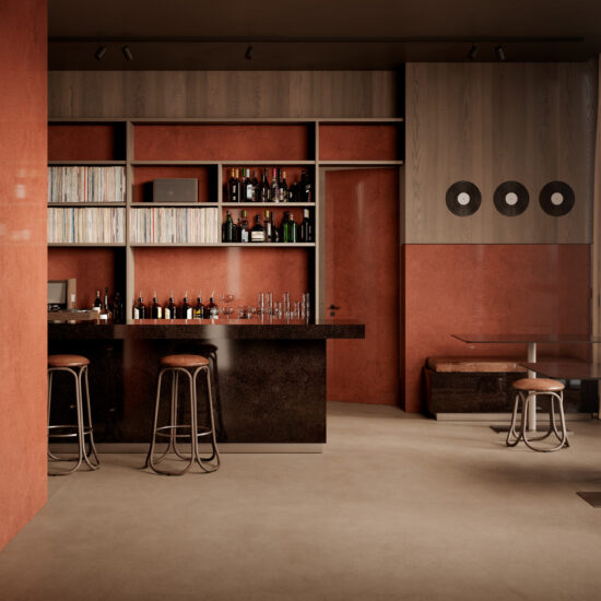 Interiorul unui bar modern cu pereți roșcat, rafturi cu vinuri, pahare și scaune din metal. Fereastră mare cu vedere.